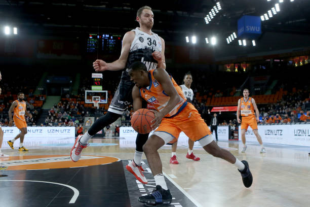 战术地位的 战术地位的